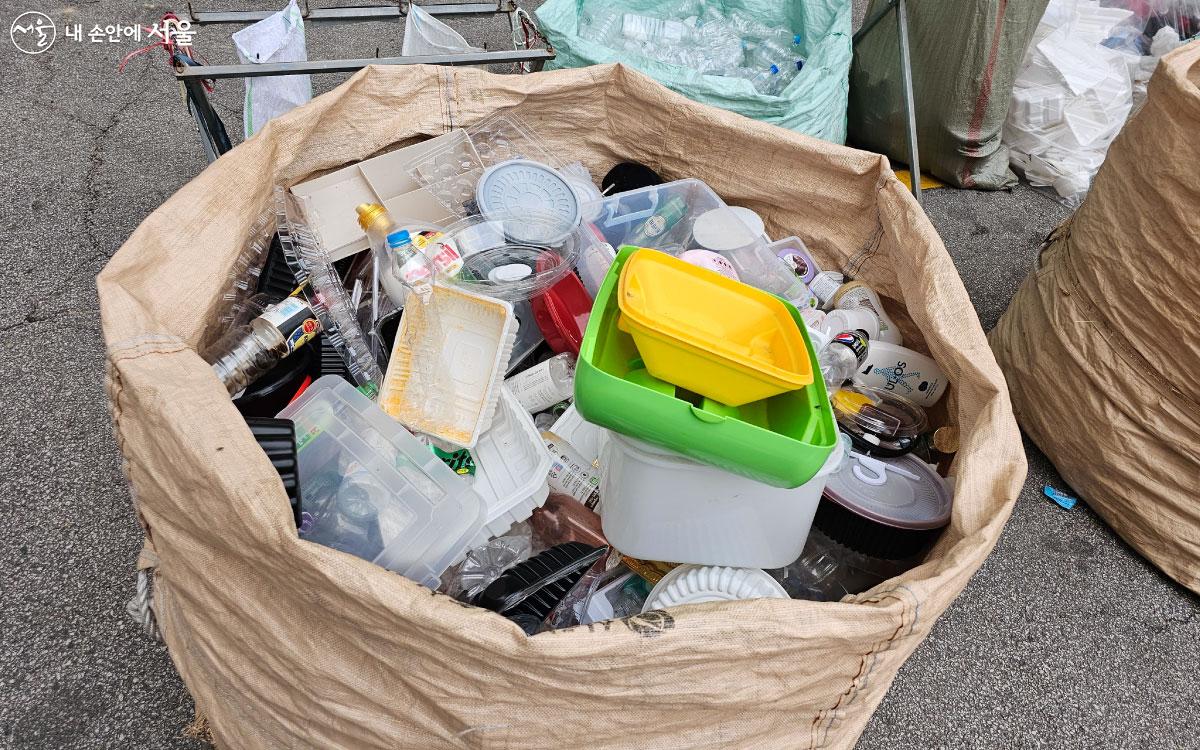 아파트 한 단지에서 나오는 플라스틱 쓰레기들  ⓒ홍혜수