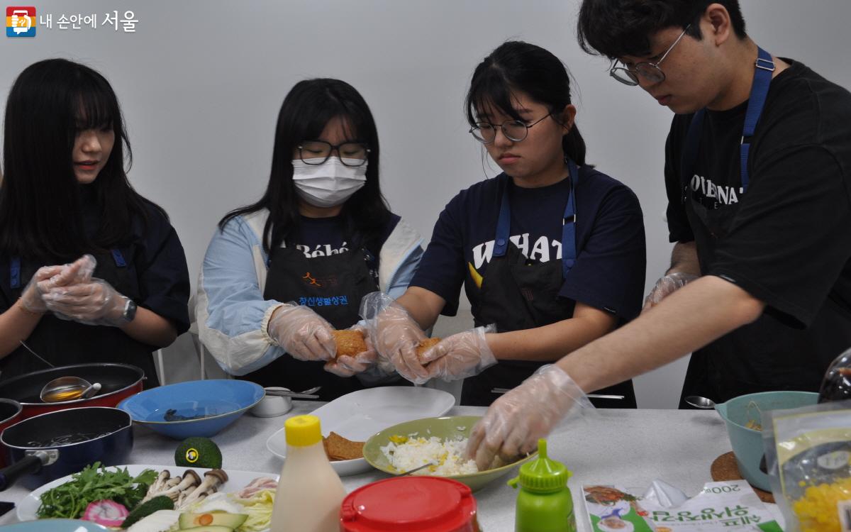 창신동의 특성과 스토리를 담은 먹거리를 개발하는 '참신한 청장년 창업 지원학교' ©최은영