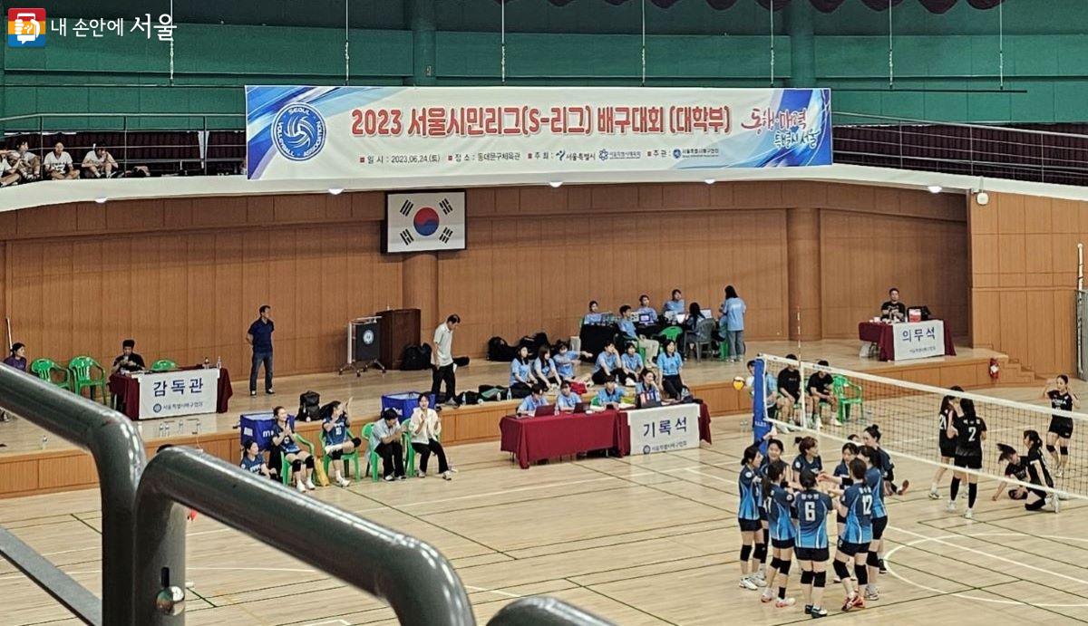 색색의 유니폼을 맞추어 입은 대학생 선수들이 경기를 펼칠 '서울시민리그' 배구 경기장 ⓒ반유진