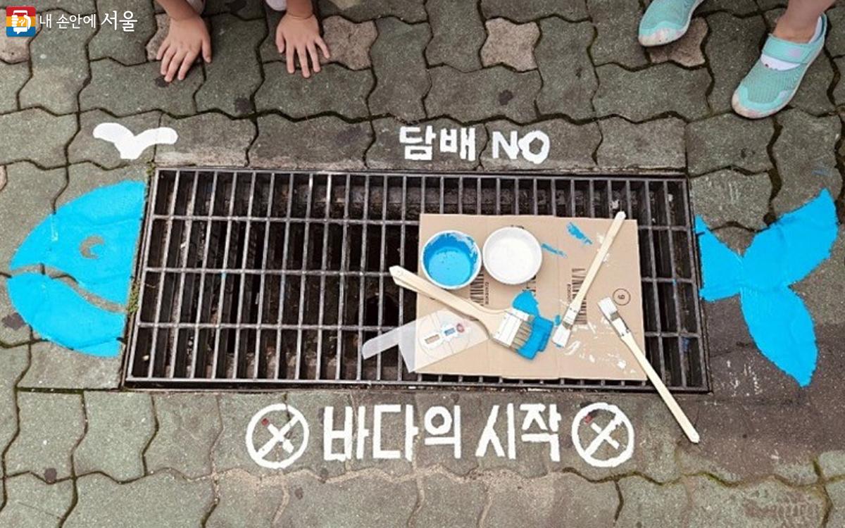 '바다의 시작 캠페인'의 일환으로 거리의 빗물받이에 고래 그림을 그렸다. ⓒ봄봄