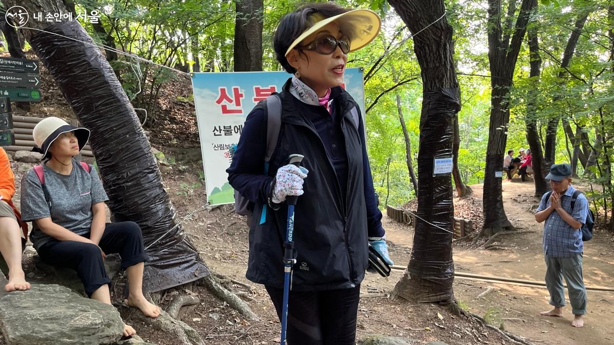 맨발걷기의 효과를 설명해주는 이명옥 씨 ⓒ이성국