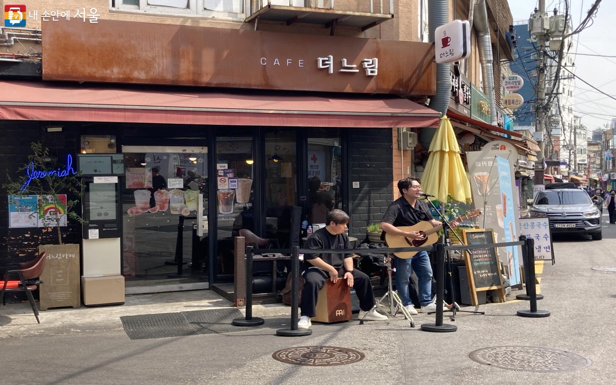 버스킹 공연 등 다양한 볼거리, 즐길 거리를 제공한 '창신 페스타! 영수증 이벤트' 행사 ©최은영