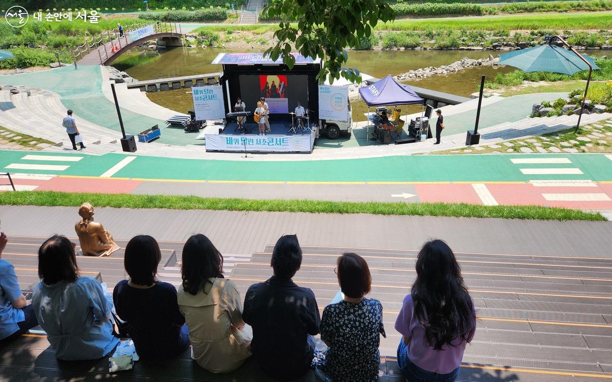 양재천 수변무대에서 '바퀴 달린 서초콘서트'를 감상 중인 시민들 ©유세경