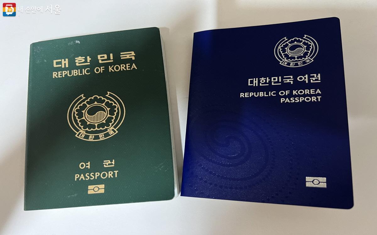 발급 가능한 여권. 현 여권은 파란색 표지의 전자여권으로, 기존 초록 여권도 재고 소진 전까지는 발급받을 수 있다. ©박지영
