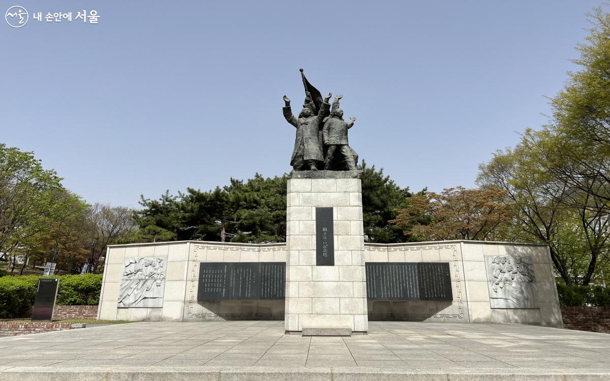 독립선언문과 독립만세운동을 주도한 민족대표 33인의 이름이 판각된 3.1독립선언기념탑 ⓒ박지영