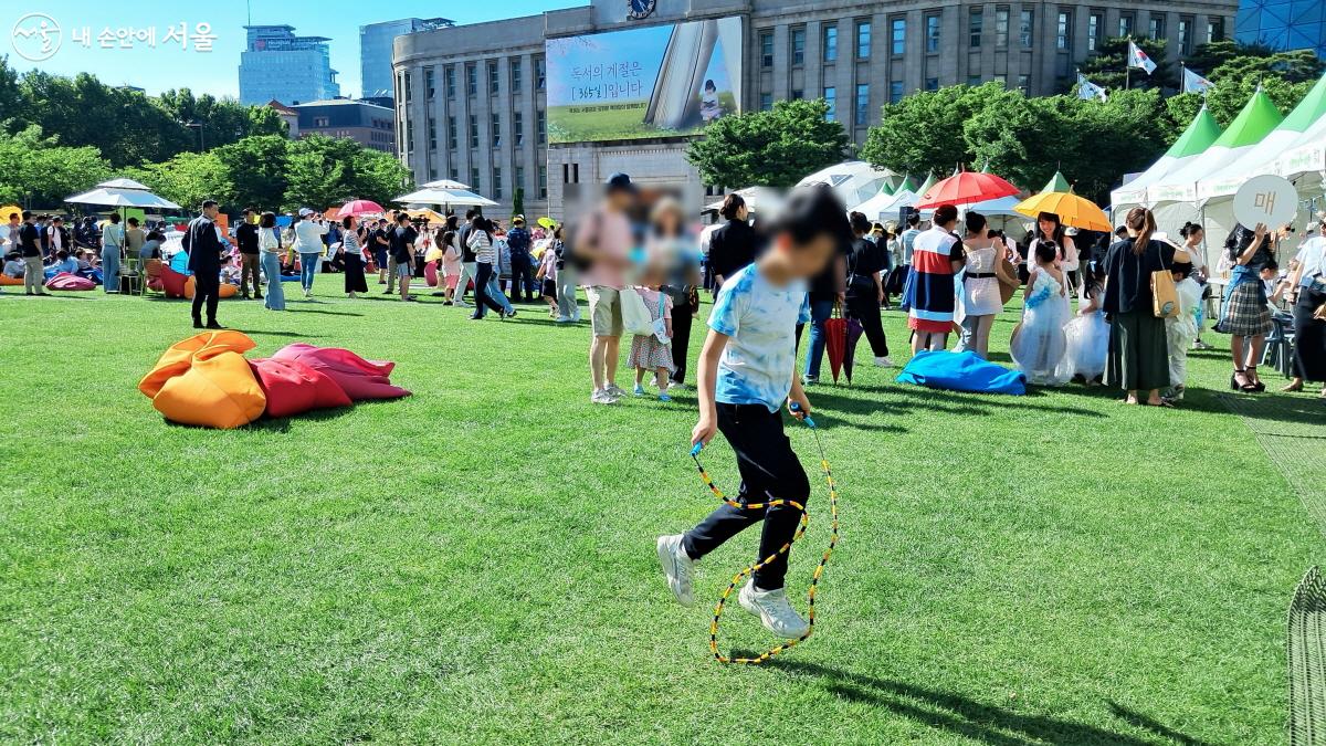 한 어린이가 직접 만든 ‘비즈 줄넘기’로 줄넘기를 하고 있다. ⓒ이선미 