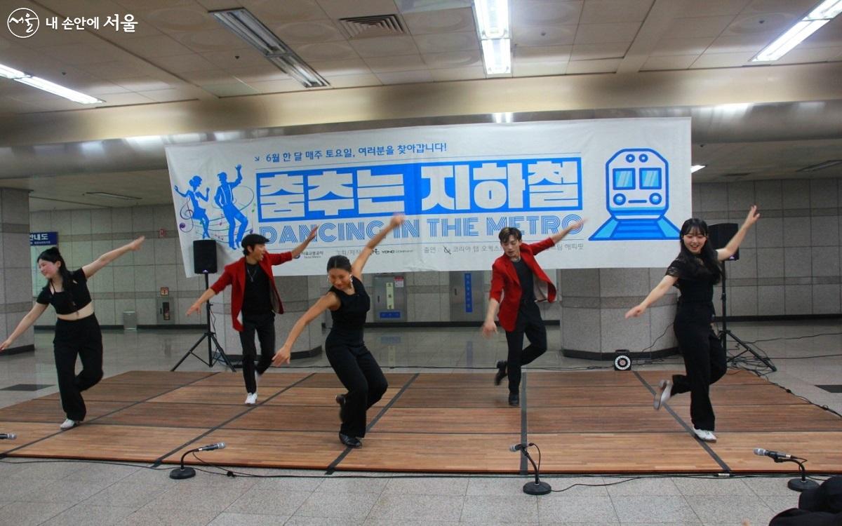 ‘춤추는 지하철’은 코리아 탭 오케스트라, HAPPY FEET(해피핏) 등 전문 스윙·탭댄스팀이 참여하는 댄스 축제다. ©엄윤주