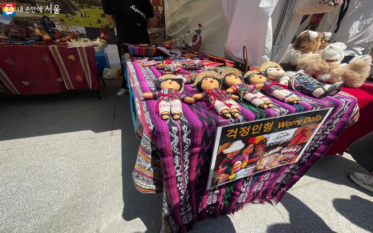 과테말라 부스에서 '걱정인형'이라는 기념품을 판매하고 있다. ⓒ노윤지