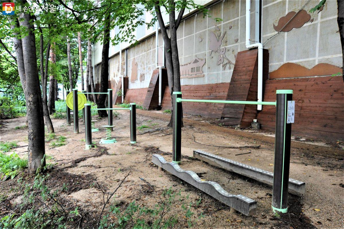 3종의 운동기구가 설치된 성북구 석관동(지하철 1·6호선 석계역 5번 출구 맞은편) ©조수봉