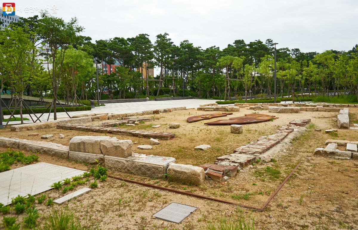 '남산예장자락 재생사업' 과정에서 발굴된 조선총독부 관사 터의 기초 일부분을 그대로 보존한 ‘유구터’도 볼 수 있다. ⓒ이정규