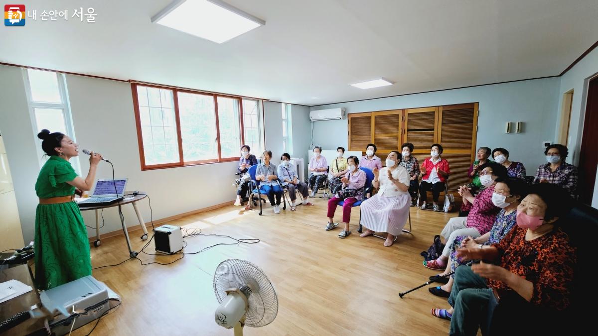활력 찾기엔 노래만 한 게 없다. '초록동경로당'에서 진행하는 '노래교실' 풍경 ⓒ박분