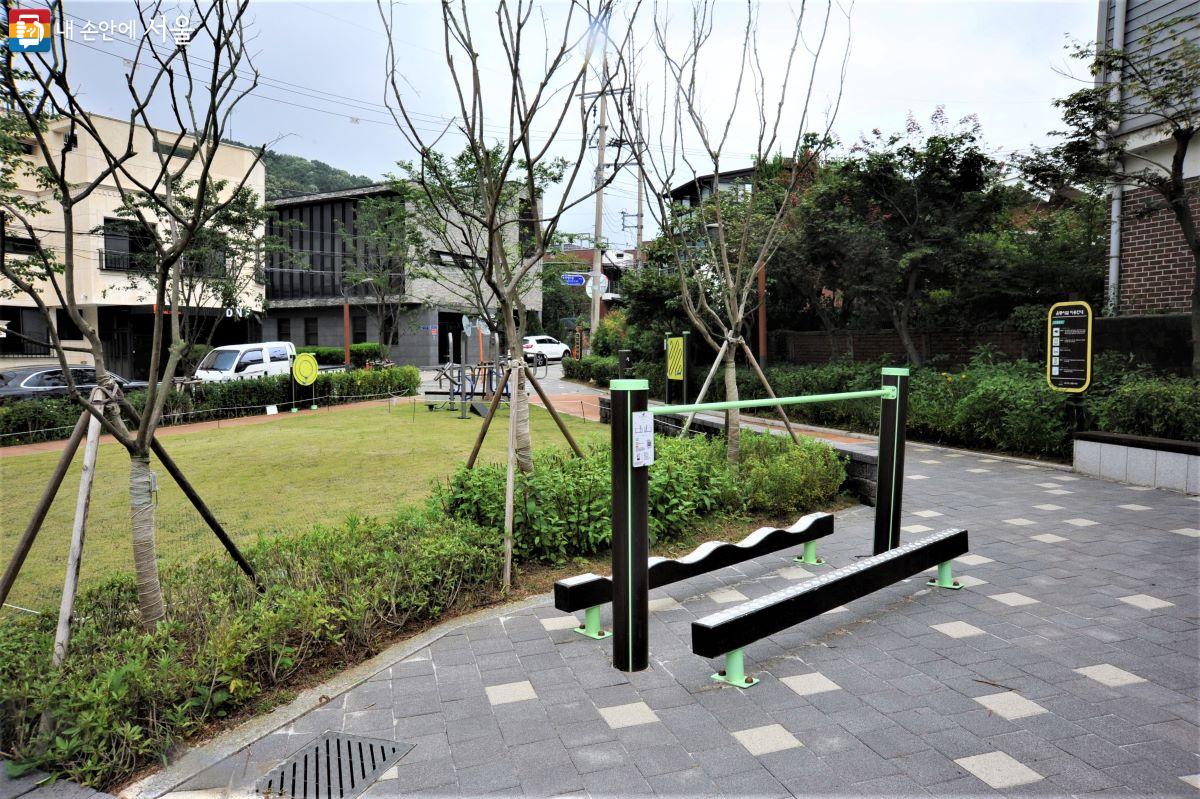 5종의 운동기구가 설치된 서초구 ‘능안어린이공원’ ©조수봉