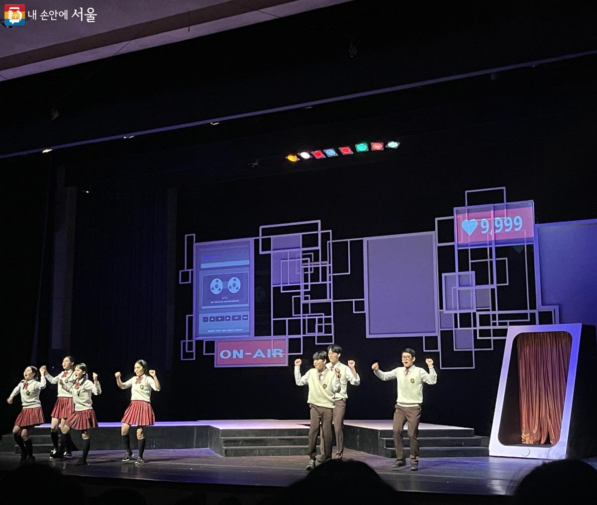 청소년들의 누리소통망(SNS)에 관한 내용을 다룬 뮤지컬 <페이크북> ©이정민