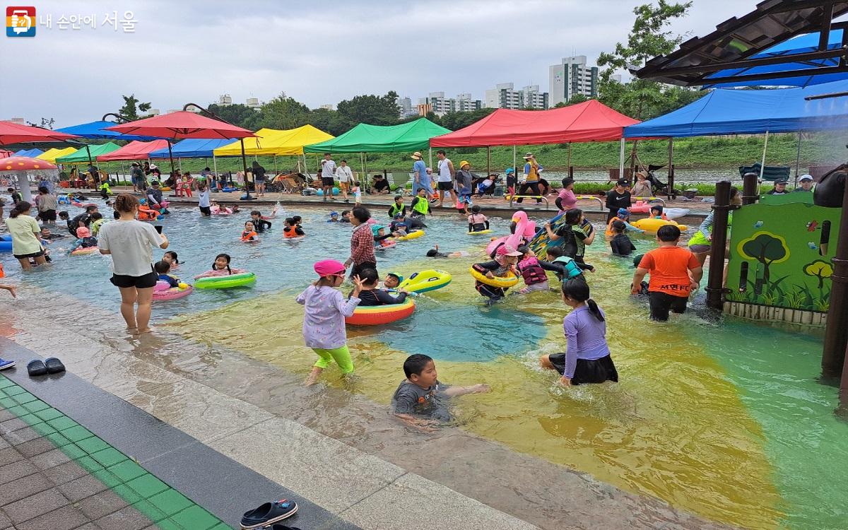 '금천 퐁당퐁당 어린이 물놀이장'에서 물놀이를 즐기는 아이들 ©홍지영