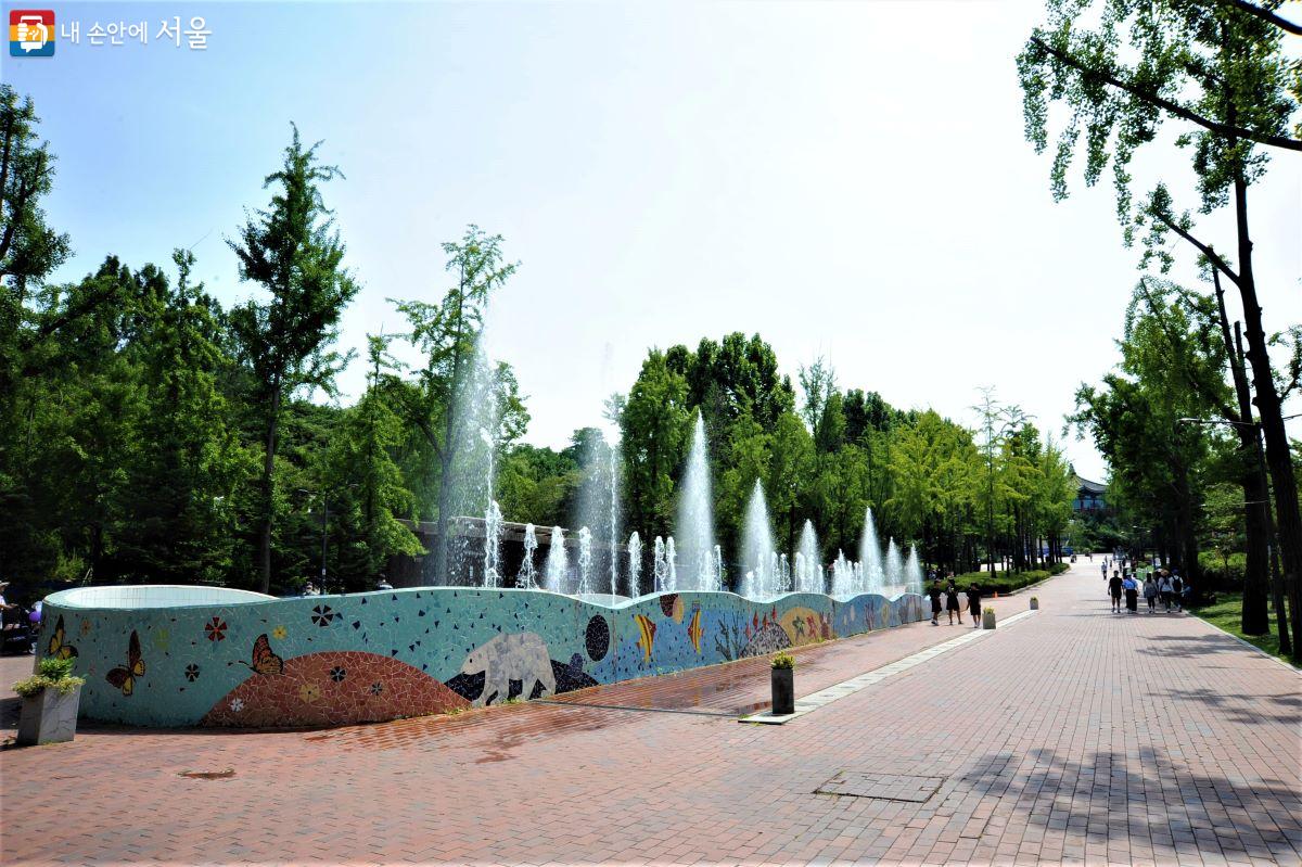 서울어린이대공원 후문 무지개분수 왼쪽 산책로 변에 위치한 시니어파크 ©조수봉