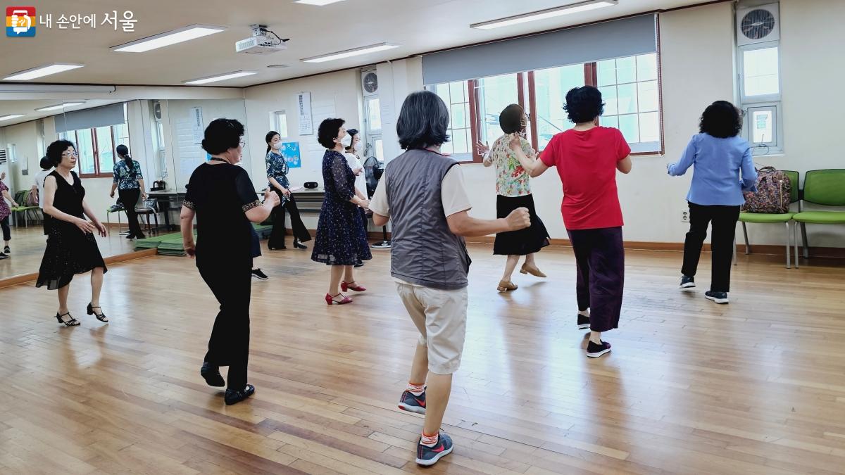 '실버문화센터'에서는 라인댄스 등 다양한 여가 활동을 즐길 수 있다. ⓒ박분