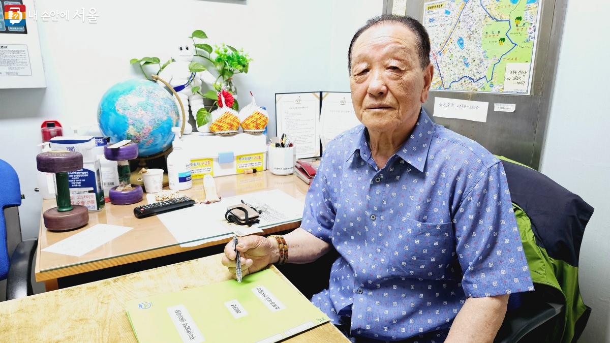 '초록동경로당' 정남두 노인회장은 “회원들이 고령이라 허리와 무릎 관절 건강을 해치지 않도록 모두 입식 테이블로 바꾸니 더 좋아하시죠.”라고 전했다. ⓒ박분