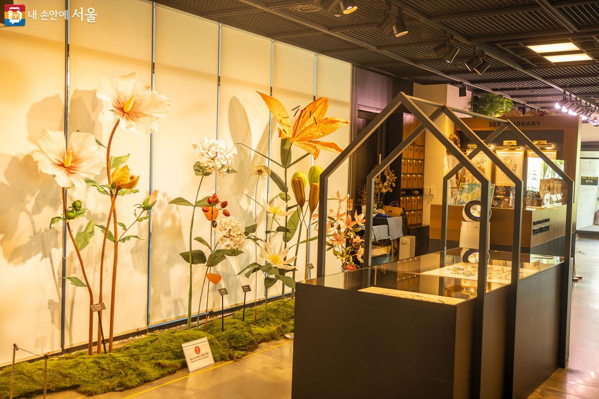 1층에 위치한 씨앗도서관은 2층의 식물전문도서관과 함께 서울식물원을 구성하는 특화 공간이다. ⓒ임중빈