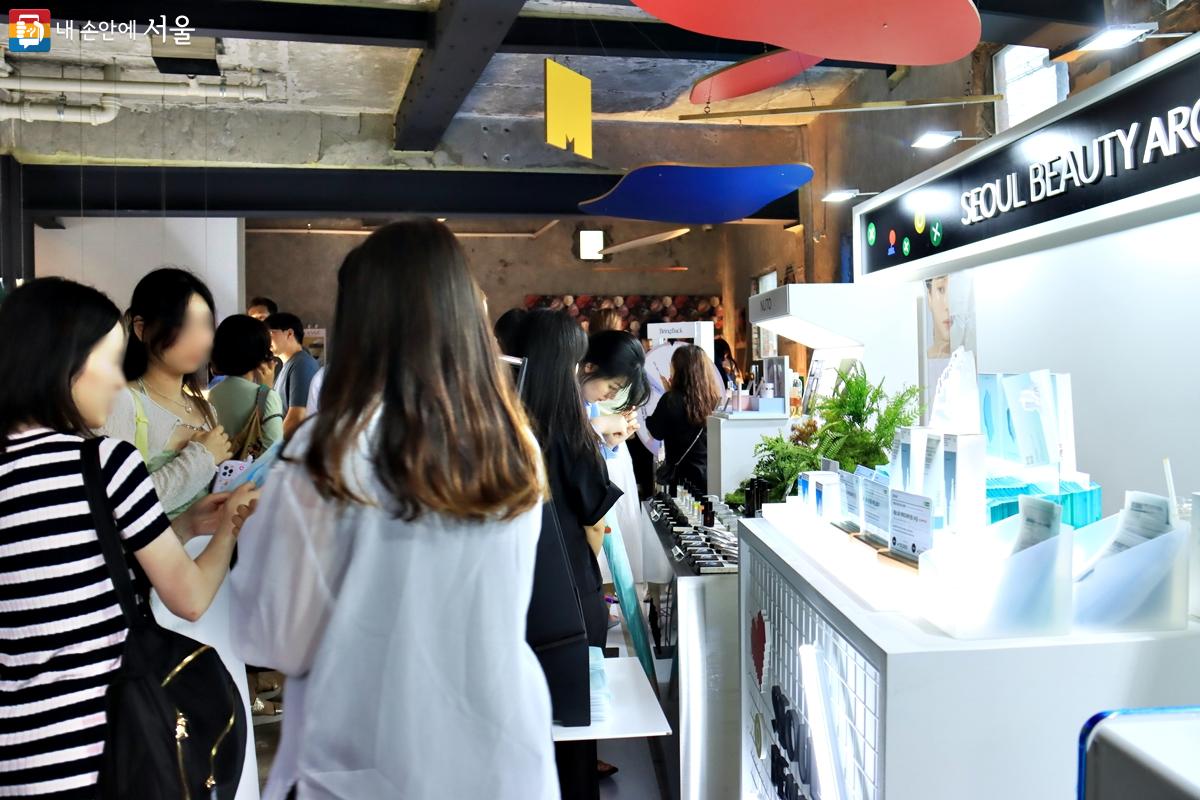 K-뷰티를 게임하듯 즐겁게 경험하는 서울 뷰티 아케이드 팝업 스토어에 많은 MZ세대들이 참석했다. ©정향선
