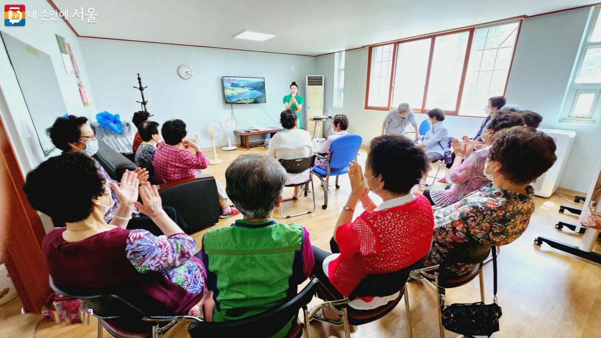 어르신 관절 건강을 위해 도입된 경로당 입식 문화는 노래를 즐길 때도 어르신들의 행복지수를 더욱 높여 준다. ⓒ박분