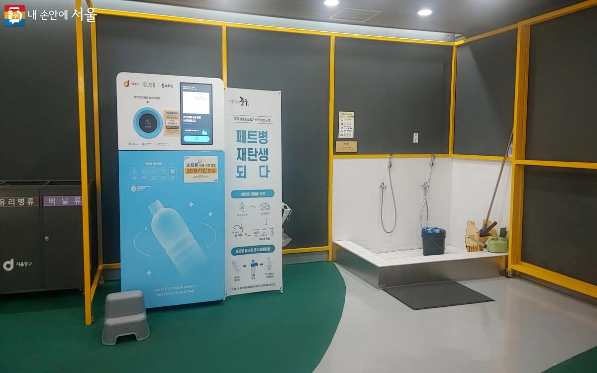 분리배출체험장에 있는 페트병 수거 자판기 '수퍼빈' ⓒ 최은영 