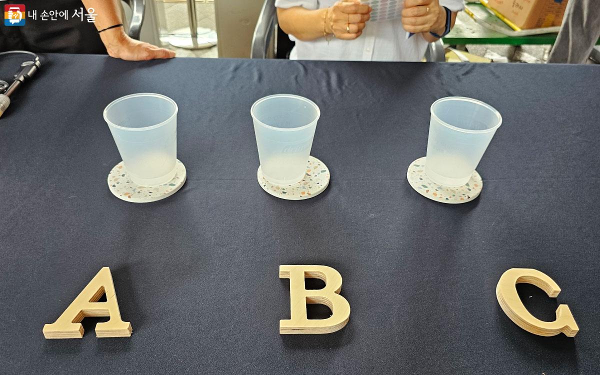 A, B, C 3가지 물을 블라인드 테스트로 맛볼 수 있다. ⓒ홍혜수