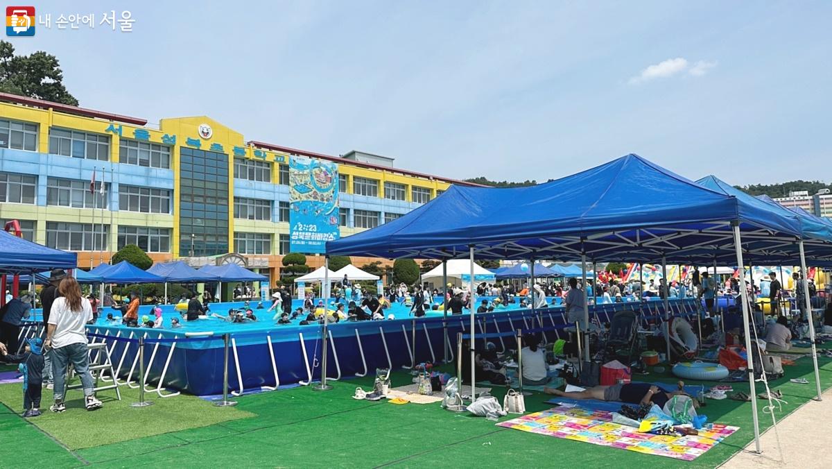 8월 2일까지 성북문화바캉스가 펼쳐지는 성북초등학교 ©박은영