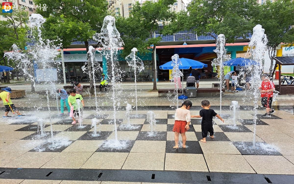 '금나래 물첨벙 쉼터' 바로 옆 금나래 공원 앞에는 아이들이 좋아하는 바닥분수도 있다. ©홍지영