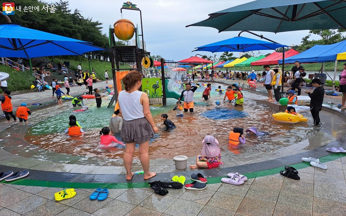 가까운 곳에서 시원하게 물놀이를 즐길 수 있는 금천 퐁당퐁당 어린이 물놀이장 ©홍지영