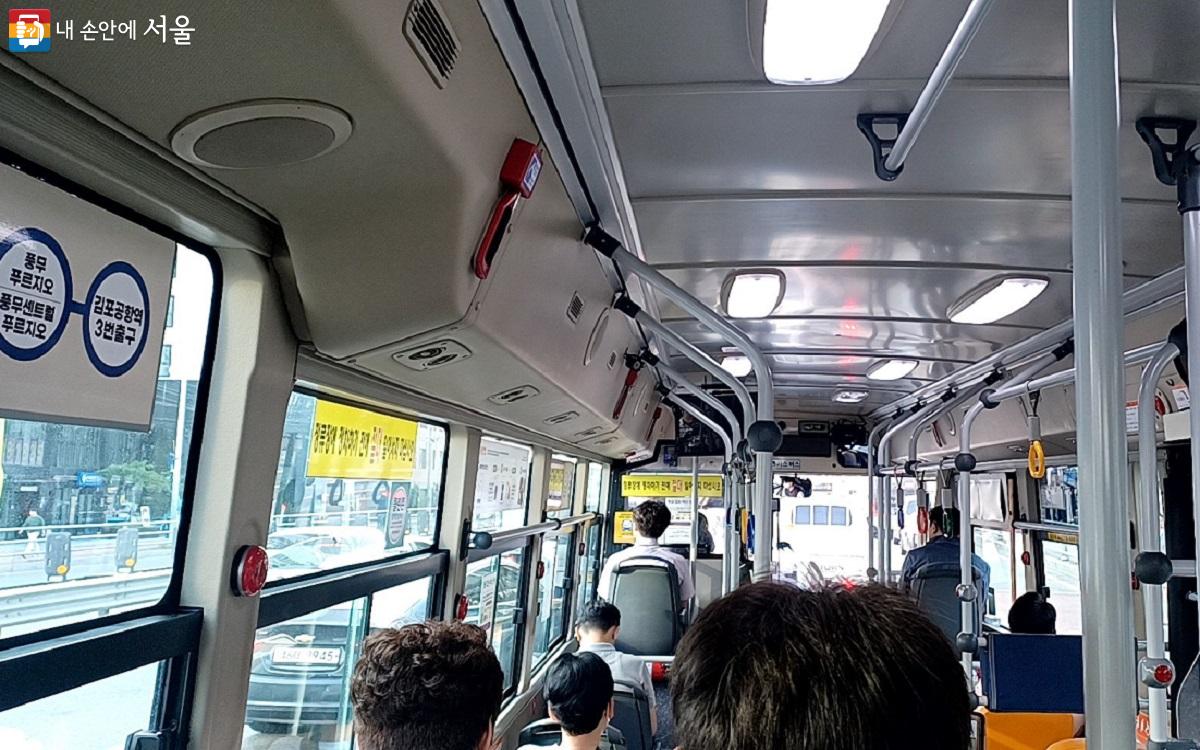 김포대로에서 지체되고 있는 승용차들을 뒤로 하고 버스 전용 차로를 따라 빠르게 이동했다. ©이상돈