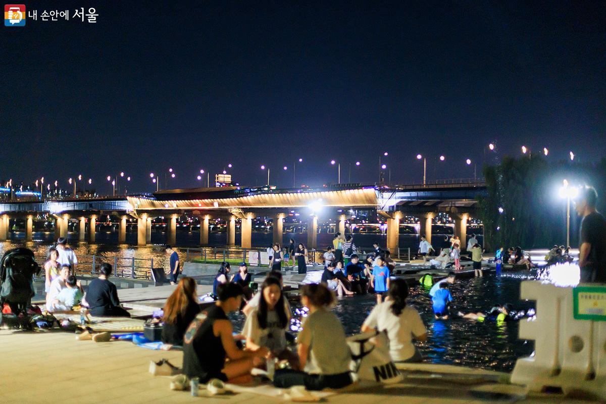 여의도한강공원을 찾은 시민들이 늦은 밤 시간에도 물놀이를 즐기고 있다.  ⓒ유서경