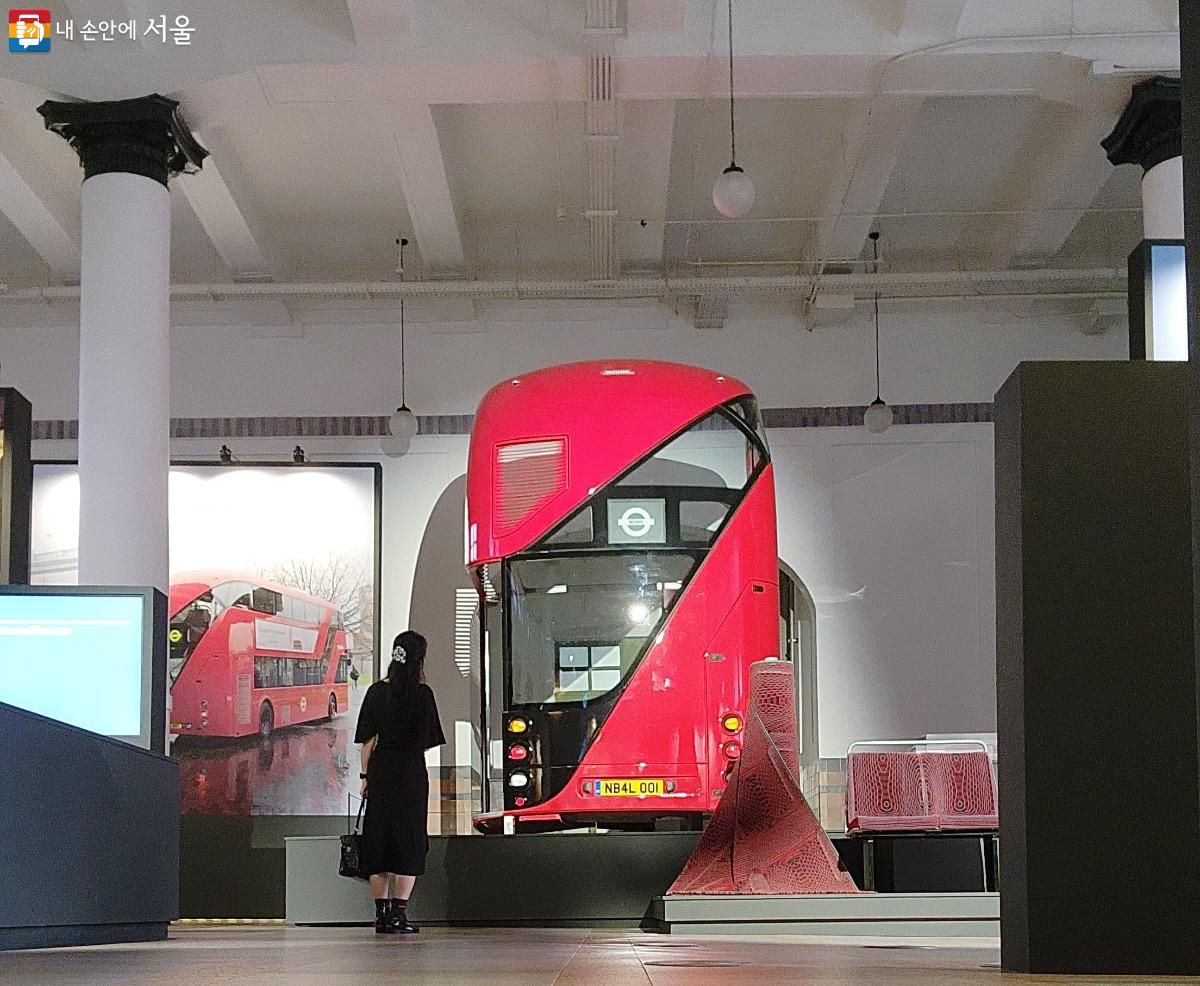 런던을 대표하는 빨간색 버스 루트마스터는 주요 관광 명소들을 다니고 있으며 디자인적 특징과 강렬한 색감이 인상적이다. ⓒ김은주