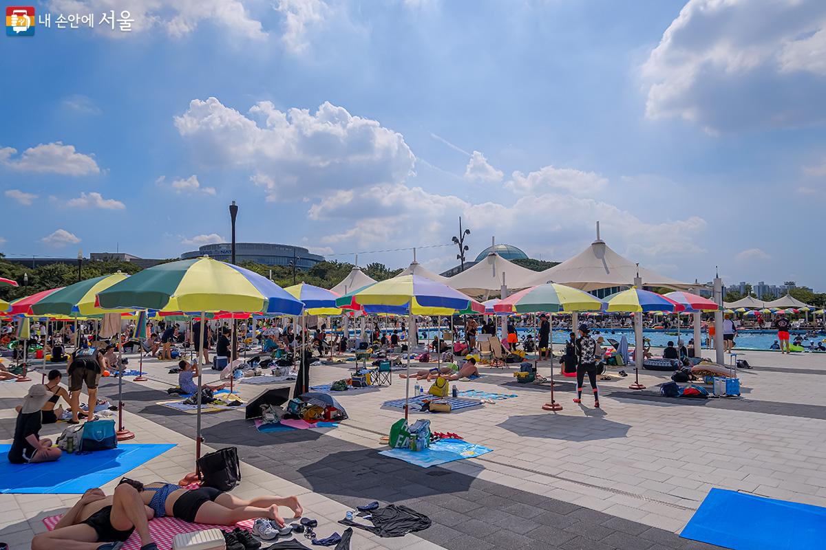 많은 시민들이 여의도한강수영장에서 여름을 즐기고 있는 모습 ⓒ유서경