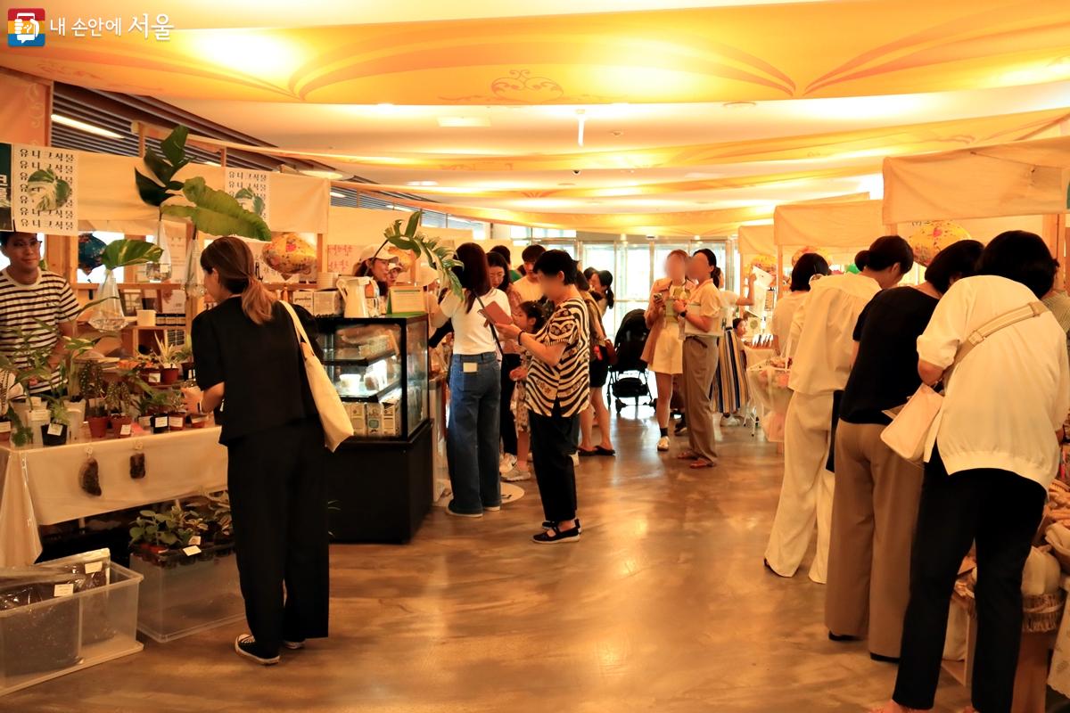 플리마켓에서는 베트남 관련 공예품과 음식 재료, 비건용품 등을 판매했다. ©정향선