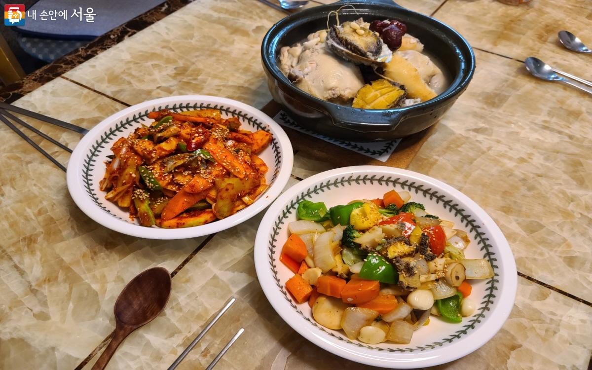 전복삼계탕과 전복초무침, 전복채소볶음으로 차려낸 영양이 가득한 한 끼 식사 ©조송연