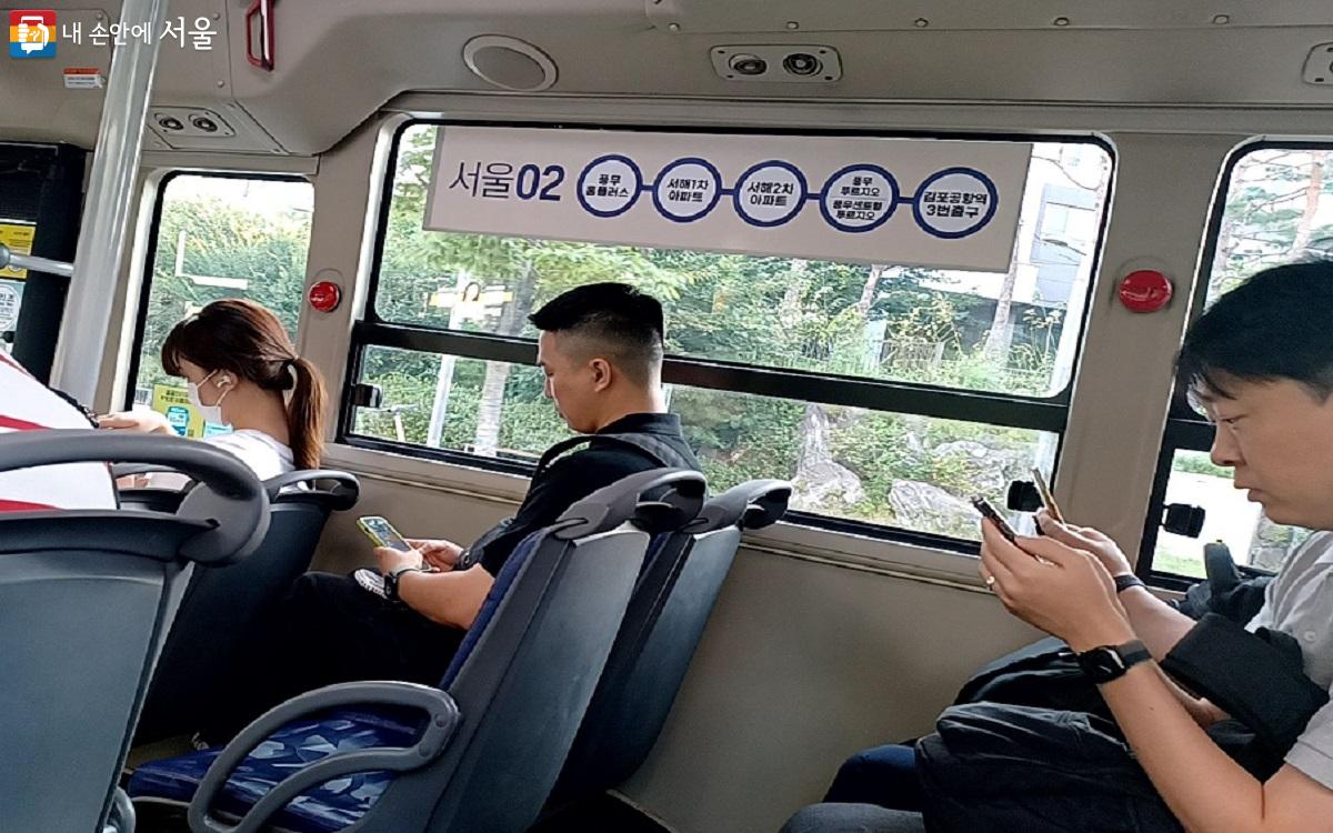 출근길 지옥철에서 탈피하여 서울동행버스에서 여유를 찾은 승객들 ©이상돈