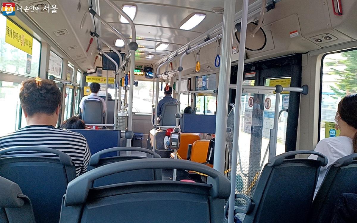 서울동행버스 안 모습. 운행 첫날이라 좌석에 여유가 있었다. ©이상돈
