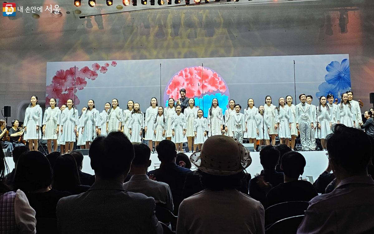 서울시립교향악단의 연주와 CBS소년소녀합창단의 아름다운 목소리로 들려주는 감동적인 '아리랑' ⓒ홍혜수
