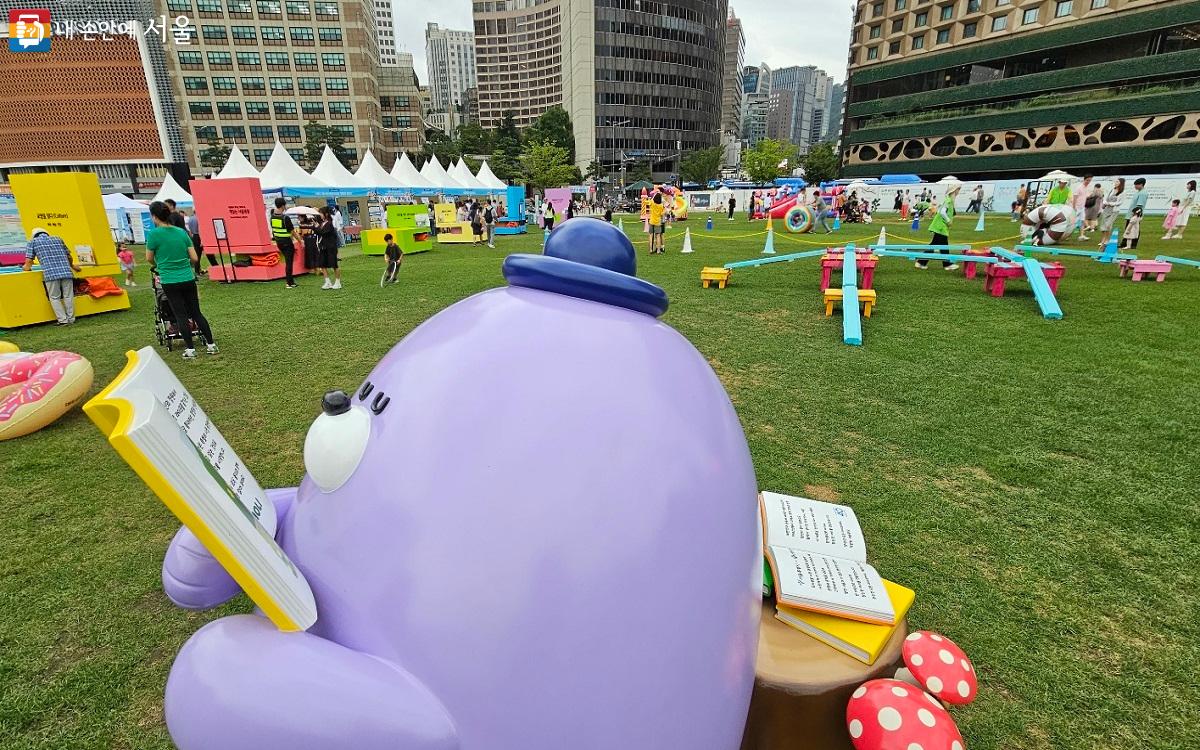 '책읽는 서울광장'에는 책읽기뿐 아니라 다채로운 행사들이 진행되고 있다. ©권연주