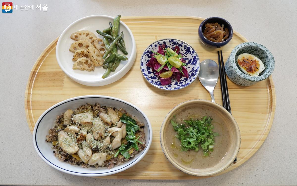 '베이스이즈나이스'의 대표 메뉴인 제주땅콩호박퓌레와 버섯참나물밥 ©노윤지