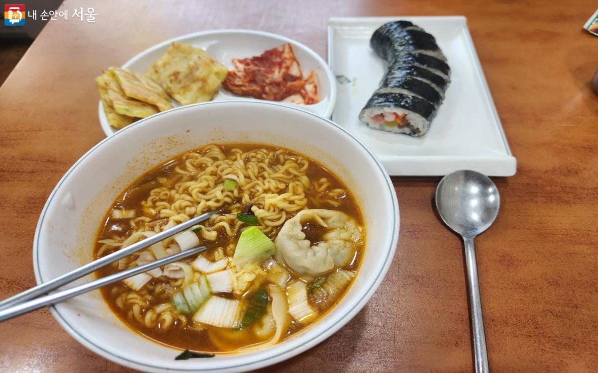 주문한 만두라면과 김밥 ©조수연