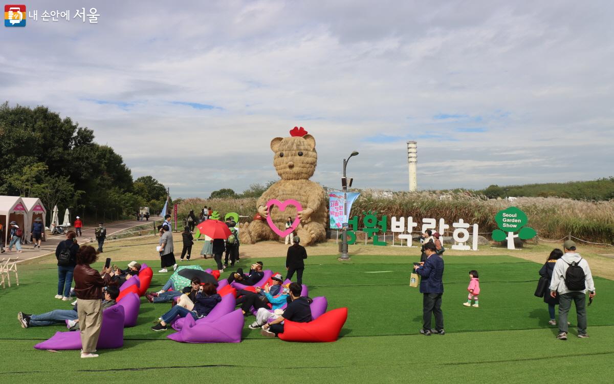 억새로 만든 곰과 메인 무대 ©조수연