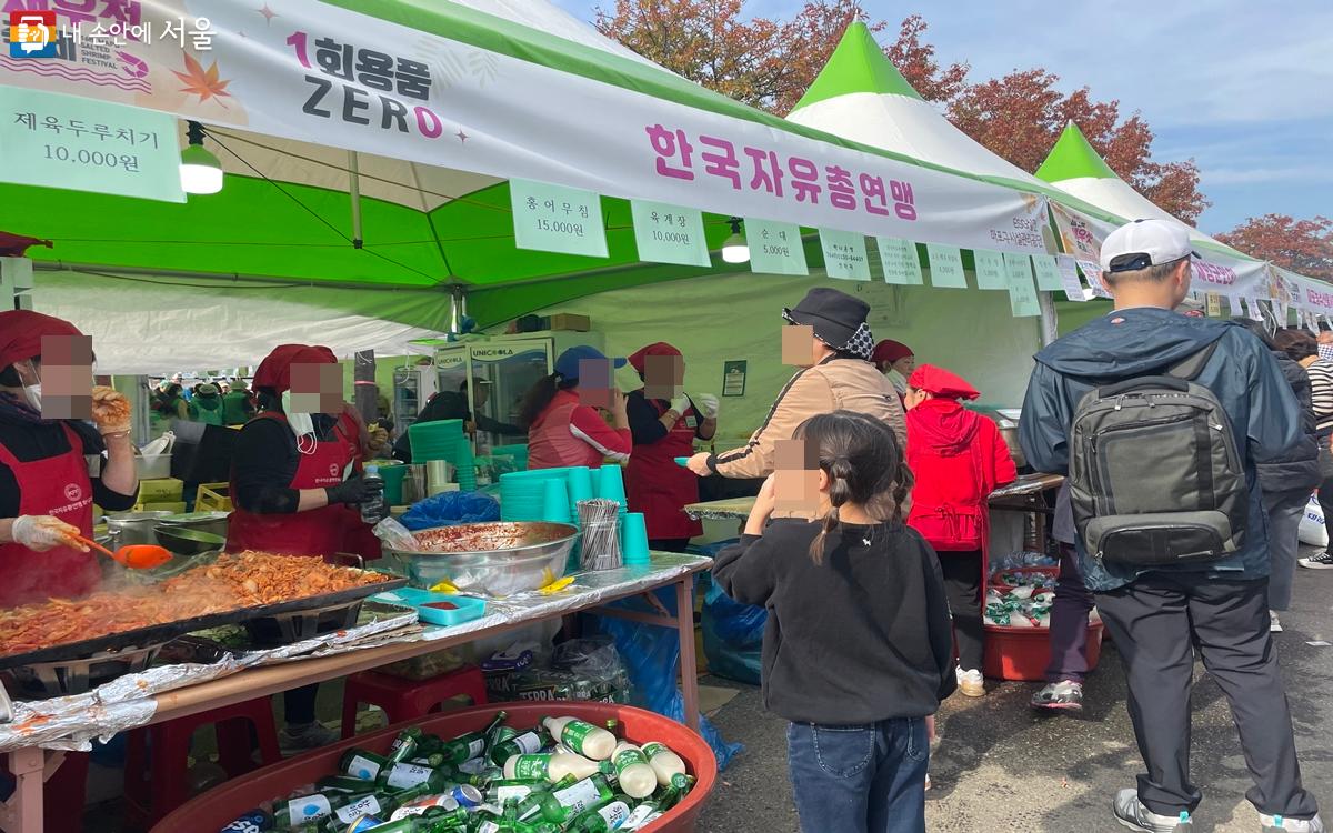 먹거리 장터에는 다양한 음식을 판매해 많은 시민들이 찾았다. ©노윤지