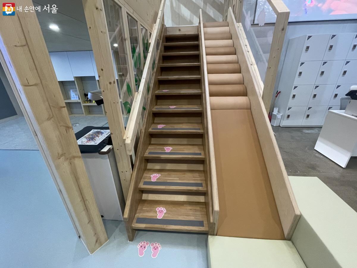 아이들이 좋아할 만한 2층 계단과 미끄럼틀 ©이정민