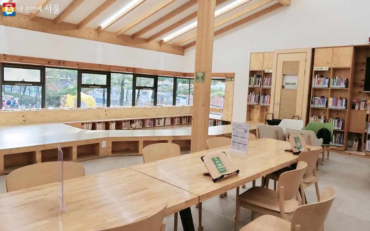 배봉사 숲속도서관에서는 어린이들도 편하게 즐길 수 있는 공간이 있다. ©김미선