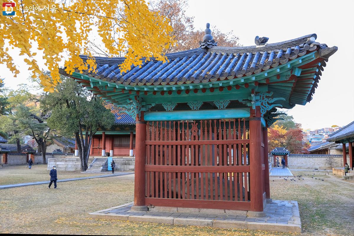 서울 문묘(성균관)의 연혁을 기록한 묘정비를 보호하기 위하여 세운 묘정비각 ⓒ박우영
