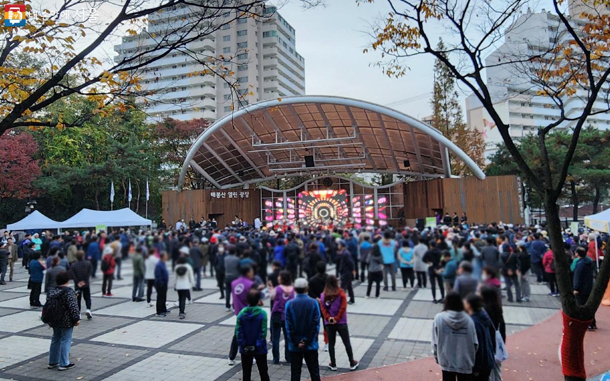 서울시립대학교 치어리더들이 열정적인 치어리딩을 하고 있다. ©김미선