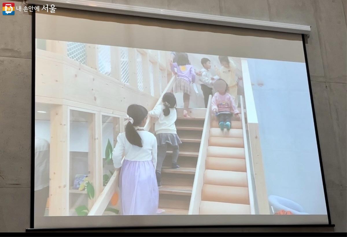 차례차례 질서를 지키며 계단을 오르고 미끄럼틀을 타고 있는 아이들 ©이정민
