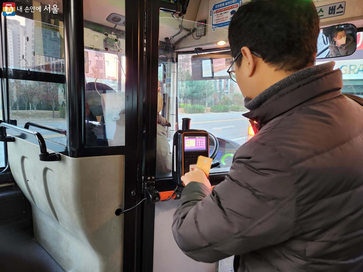 탑승 승객이 태그하는 모습. 시내버스와 마찬가지로 서울동행버스 요금은 1,500원이다. ⓒ조시승