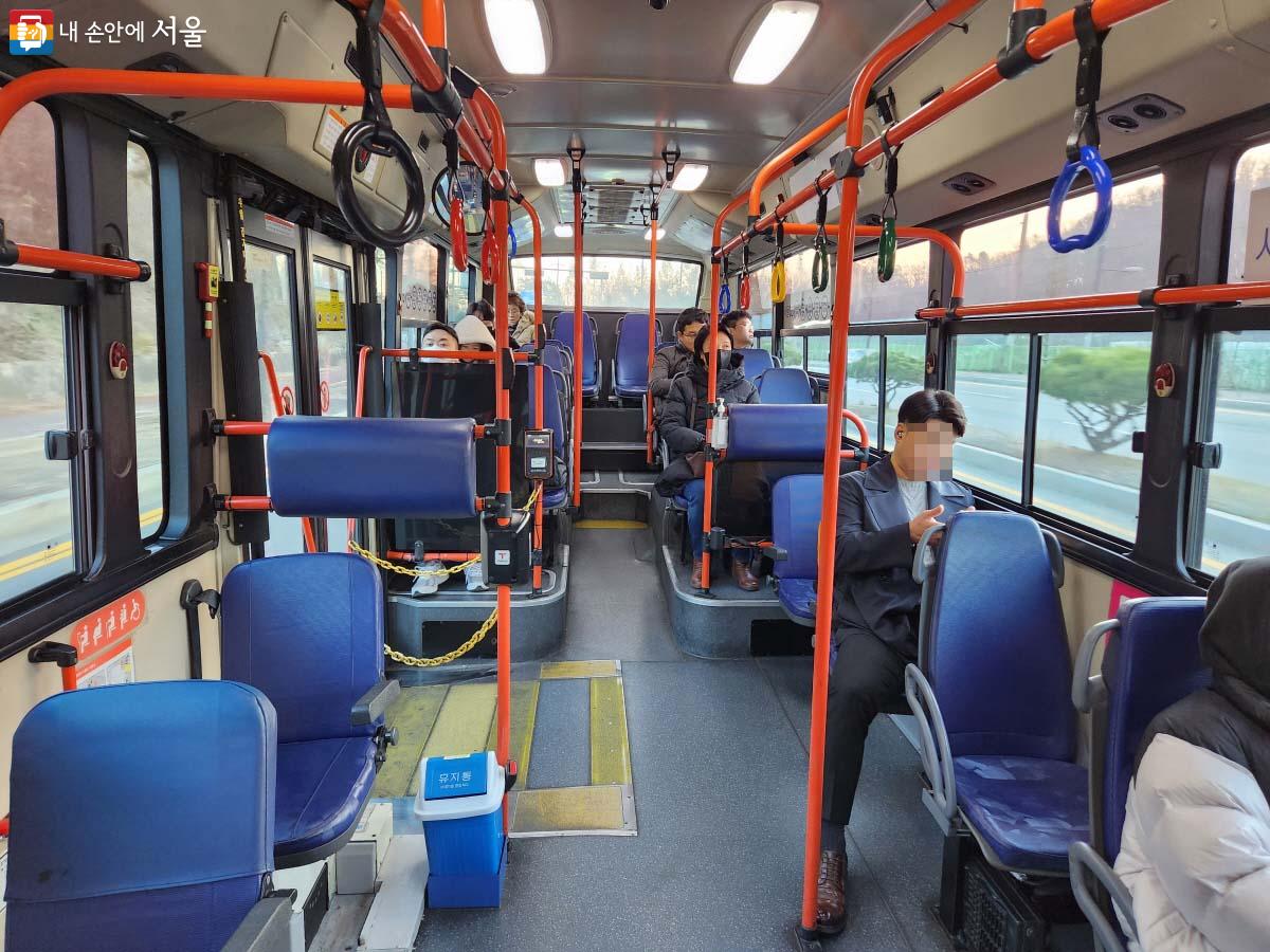  정류소마다 승차하는 인원은 2~3명 수준이었고, 모두 좌석에 앉아 서울로 향할 수 있었다. ⓒ조시승